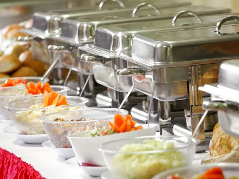 Abiball-Buffet unter Lichterketten im Festsaal