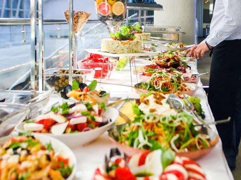 Abiball-Buffet am Abend Abendliches Abiball-Buffet mit Lichterketten