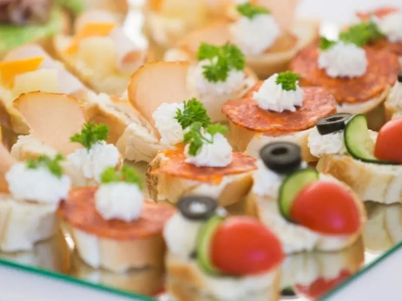 Frühstücksbuffet mit Gebäck und Obst Frühstücksbuffet mit Gebäck, Obst und Kaffeekannen