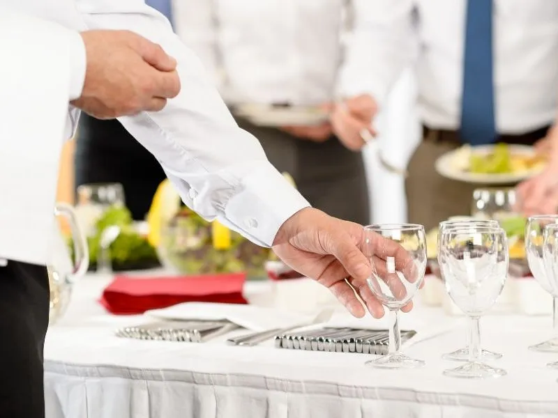 Mittagsbuffet mit Schüsseln und Warmhaltebehältern in einer Betriebskantine