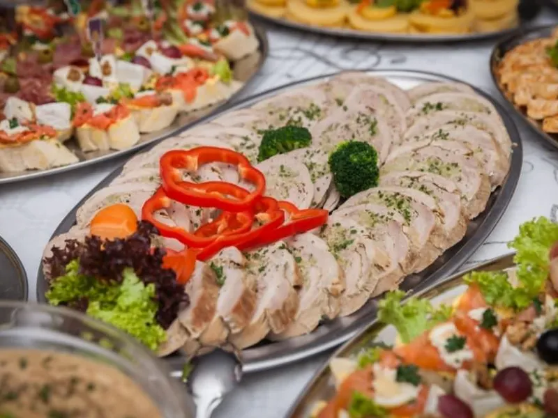 Helles Firmenbuffet in einer modernen Büro-Lounge – Catering Flensburg Helles Firmenbuffet in einer modernen Büro-Lounge