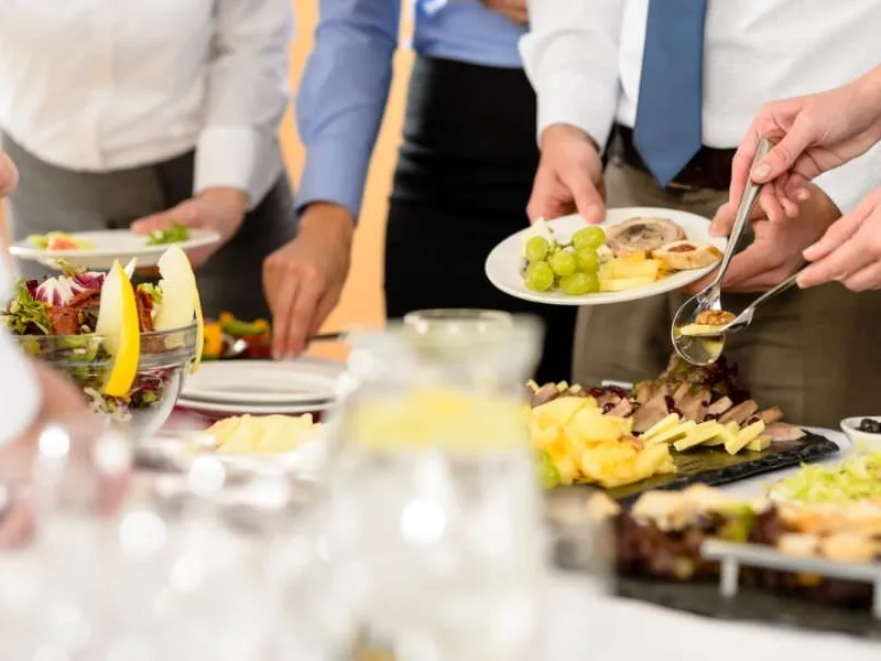 Jubiläumstorte und Sektgläser – Business Catering Flensburg Jubiläumstorte und Sektgläser auf einem Tisch