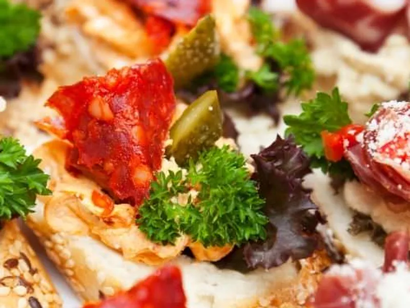 Produktvorstellung mit Fingerfood-Station und Sektgläsern