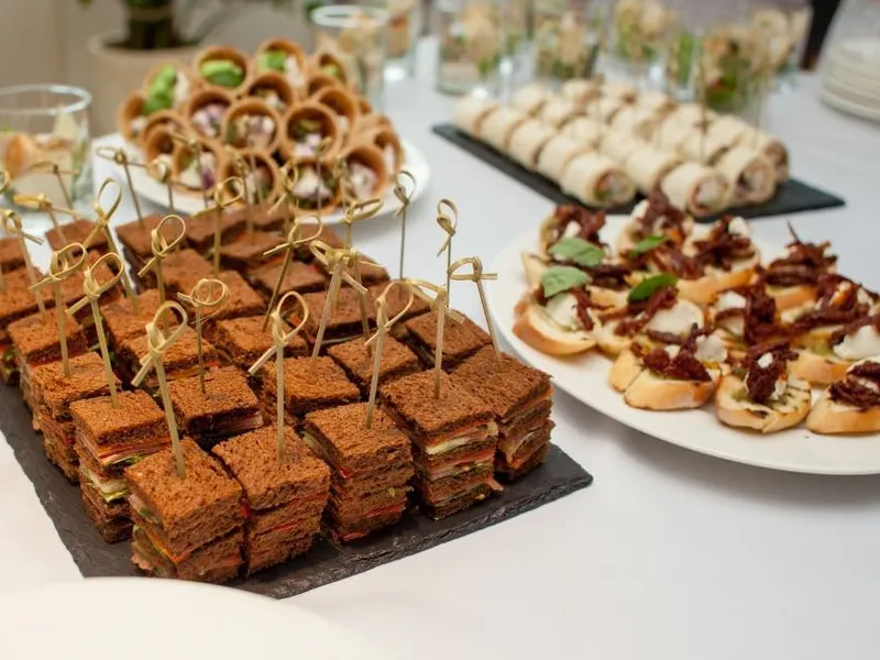 Lange Buffetlinie kurz vor Beginn der Konferenzpause