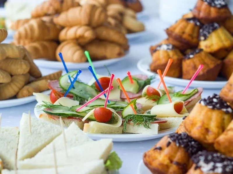 Kaffee und Gebäck, aufgebaut am Konferenztisch für eine Geschäftsbesprechung Kaffee und Gebäck, aufgebaut am Konferenztisch für eine Geschäftsbesprechung