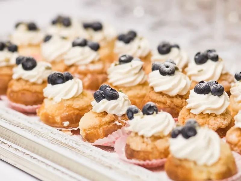 Fingerfood-Auswahl, dekorativ am Messestand angerichtet