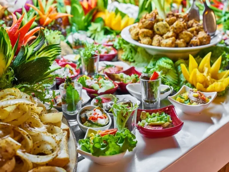 Buffet mit traditionellen, herzhaften Gerichten zum Richtfest
