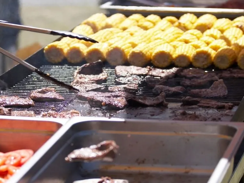 Grillstation beim Sommerfest im Freien Grillstation bei einem Sommerfest im Freien unter Lichterketten