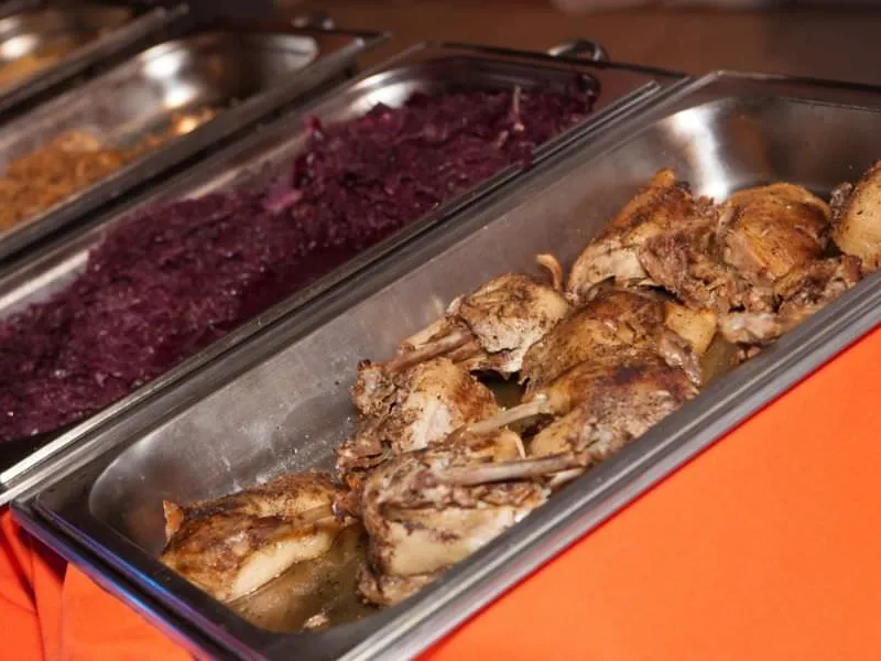 Weihnachtlich geschmückte Tafel – Business Catering Flensburg Weihnachtlich geschmückte Tafel mit Kerzen