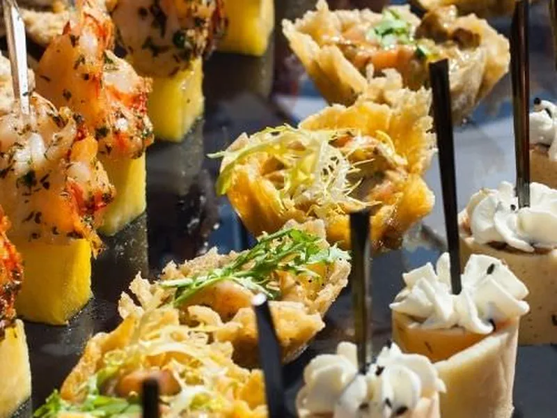 Langes Buffet mit vielen Schalen und Platten