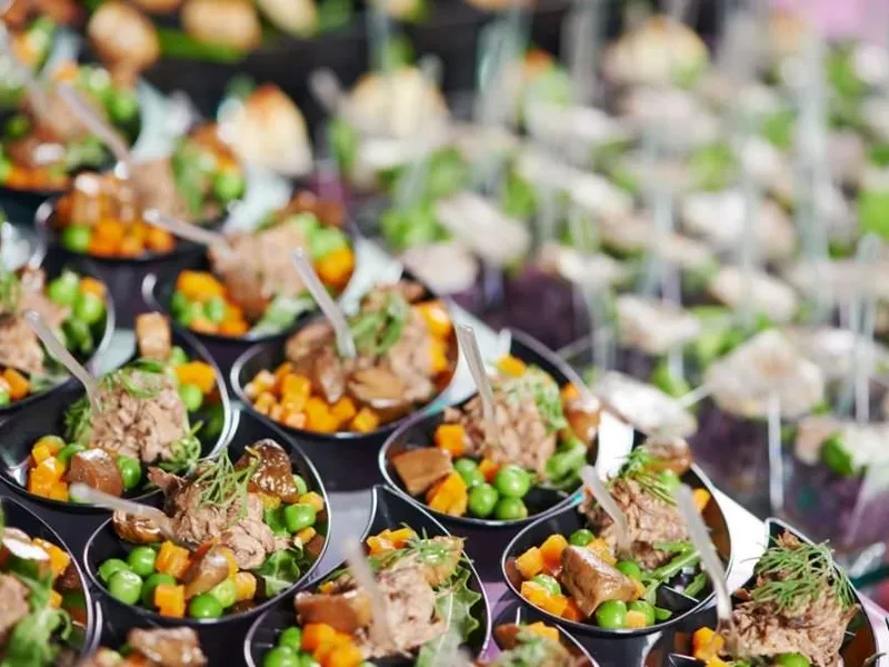 Canapés und kleine Happen auf einer Servierplatte