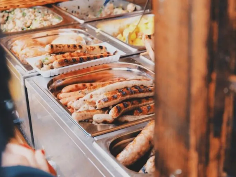 Salate und Beilagen, angerichtet neben der Grillstation