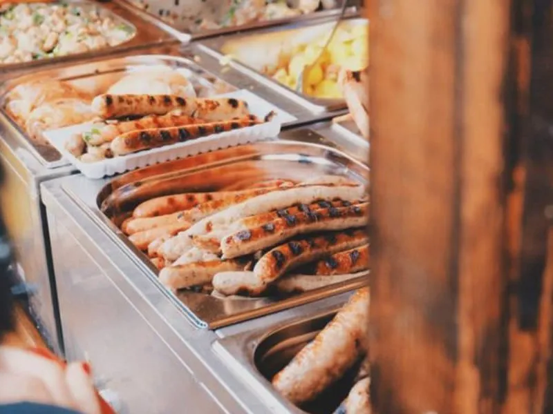 BBQ- und Grillstation im Freien mit aufsteigendem Rauch und frischem Grillgemüse BBQ- und Grillstation im Freien mit aufsteigendem Rauch und frischem Grillgemüse