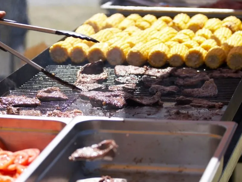 Nahaufnahme: Steaks und Ribs garen auf dem Rost