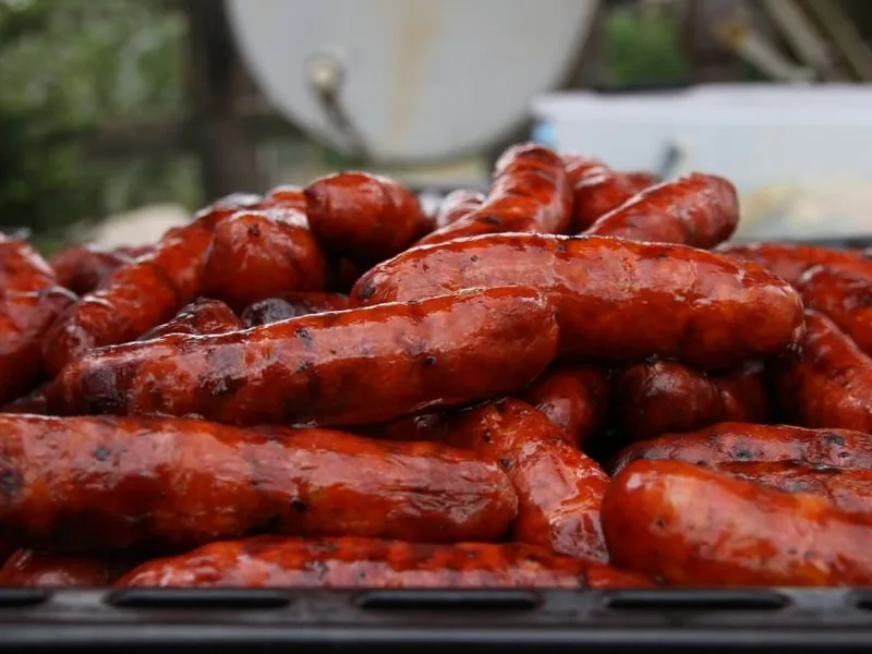 Gemüse und vegane Spieße auf der Grillfläche
