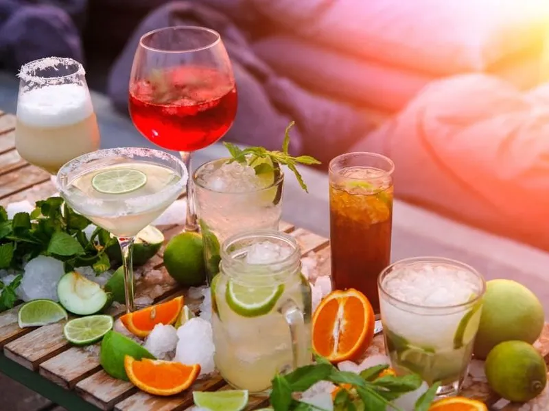 Brunchtisch mit gefüllten Sektgläsern und Obstschalen