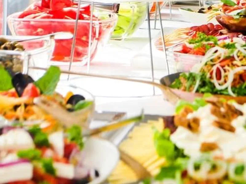 Brunchtisch zur Tauffeier, geschmückt mit Blumen in Pastelltönen
