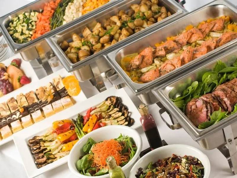 Üppig bestücktes Buffet mit frisch zubereiteten Speisen – Catering Flensburg Üppig bestücktes Buffet mit frisch zubereiteten Speisen