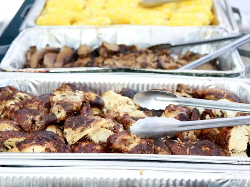 Grillbuffet mit Fleisch und Gemüse vom Rost, ansprechend arrangiert
