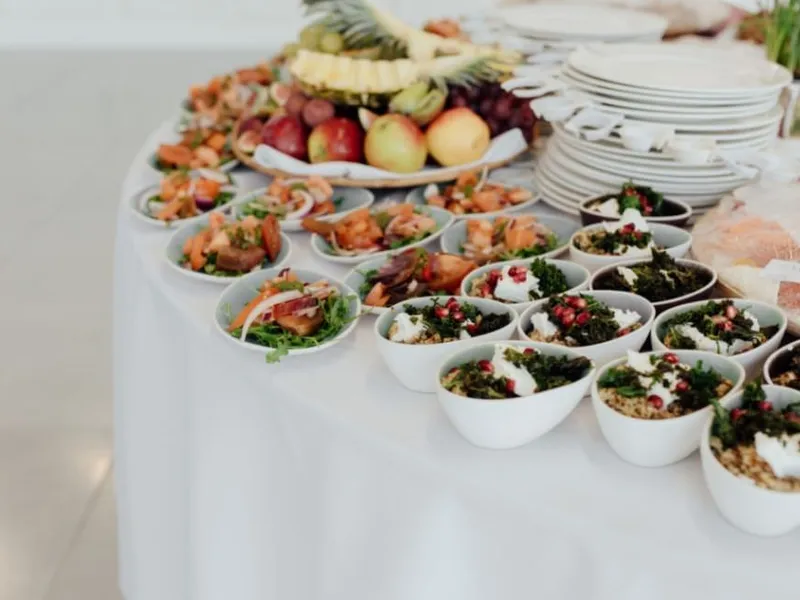 Farbenfrohe Platte für das vegetarische und vegane Buffet mit Gemüse