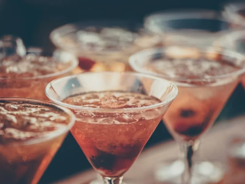 Cocktailbar bei einer Hochzeitsfeier unter freiem Himmel