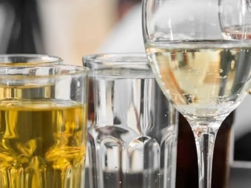 Mocktail-Bar mit farbigen, alkoholfreien Drinks