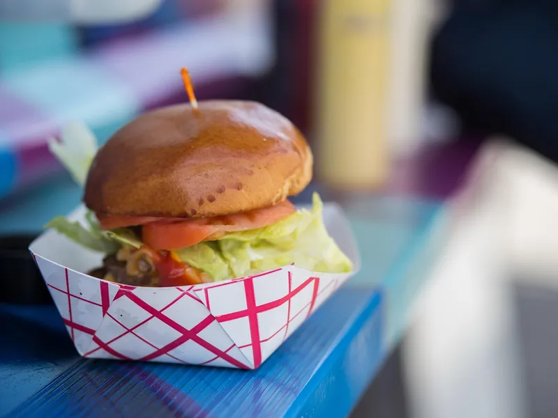 Burger im Papierkorb serviert an einem Foodtruck – Catering-Leistungen Flensburg Burger im Papierkorb serviert an einem Foodtruck
