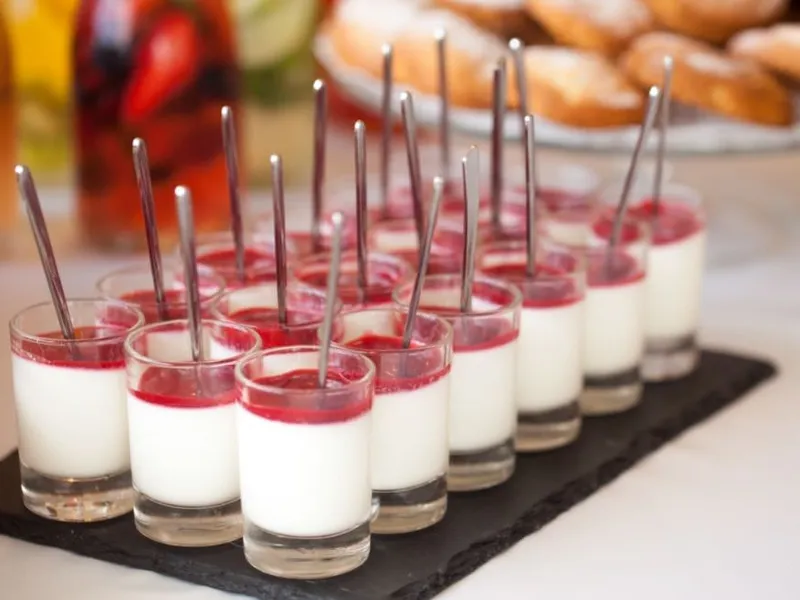 Frühstücksbuffet mit Gebäck, frischem Obst und Kaffee im Morgenlicht – Catering-Leistungen Flensburg Frühstücksbuffet mit Gebäck, frischem Obst und Kaffee im Morgenlicht