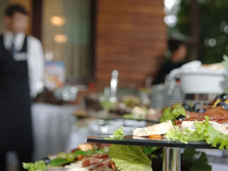 Tafel unter freiem Himmel, gedeckt für ein Familientreffen