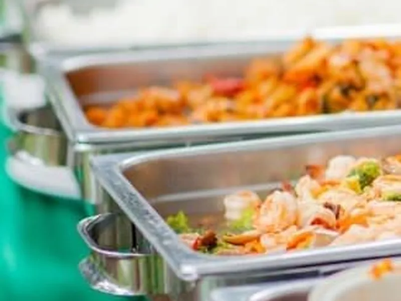 Buffet im Garten, von Lichterketten überspannt