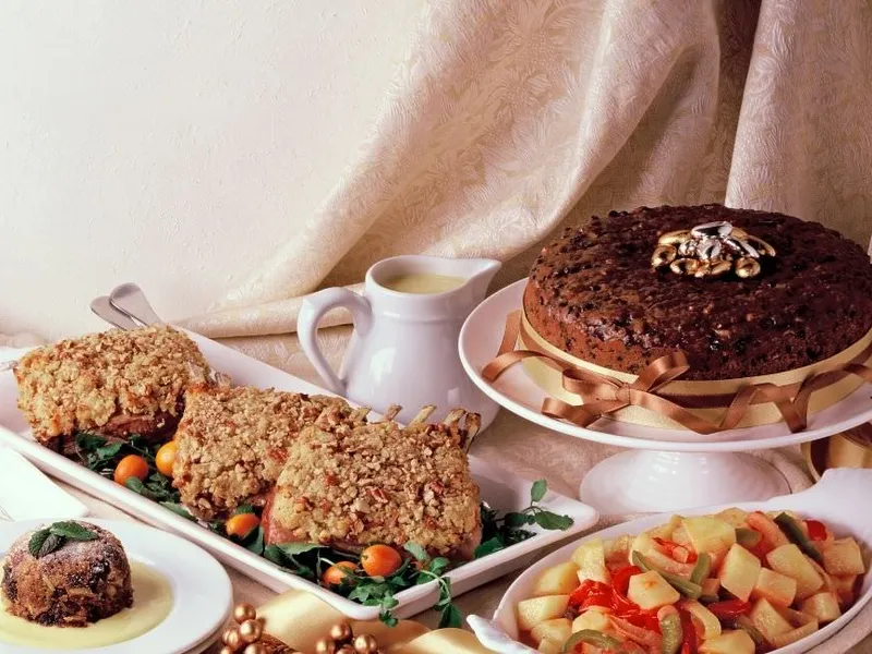 Buffet mit unterschiedlichen Speisen zum Geburtstag
