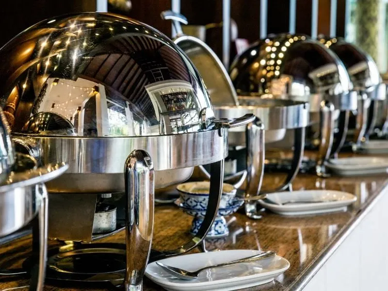 Geburtstagstisch mit Torte und brennenden Kerzen, vom Catering in Flensburg gedeckt Geburtstagstisch mit Torte und brennenden Kerzen, vom Catering in Flensburg gedeckt