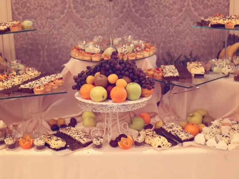 Hochzeitsdinner an einer Tafel mit Kerzenschmuck