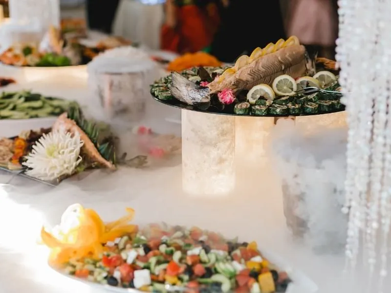 Hochzeitstafel mit Rosenschmuck und Kerzen, bereit für das Festmenü – Catering Flensburg Hochzeitstafel mit Rosenschmuck und Kerzen, bereit für das Festmenü