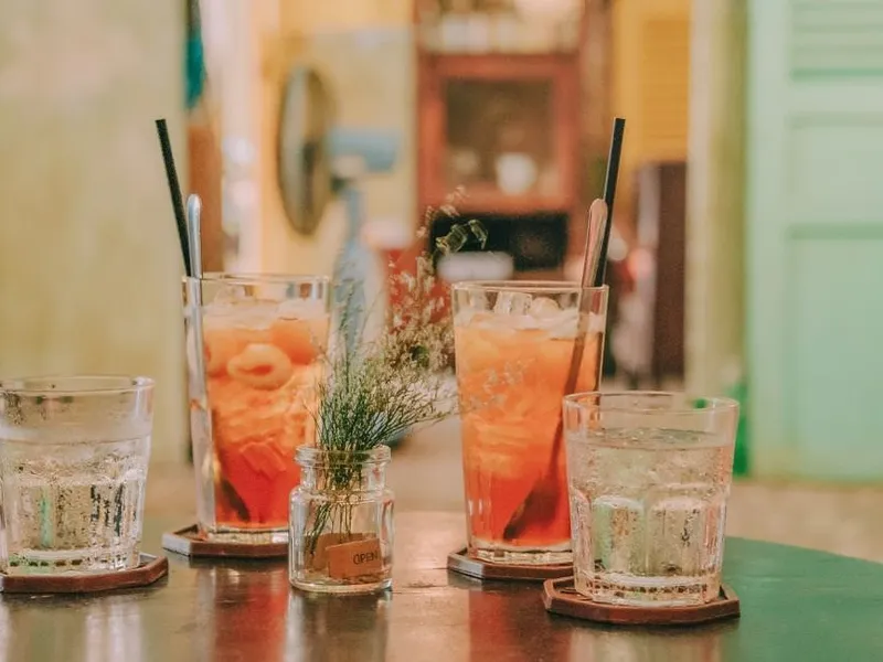 Bar- und Getränkestation mit Gläsern und frischen Garnituren – Catering Services Flensburg Bar- und Getränkestation mit Gläsern und frischen Garnituren