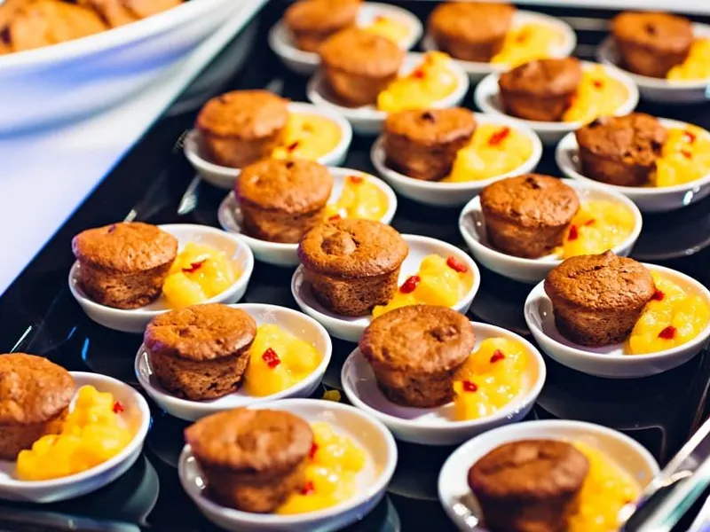 Catering-Servicepersonal beim Eindecken von Geschirr, nur Hände sichtbar Catering-Servicepersonal beim Eindecken von Geschirr, nur Hände sichtbar